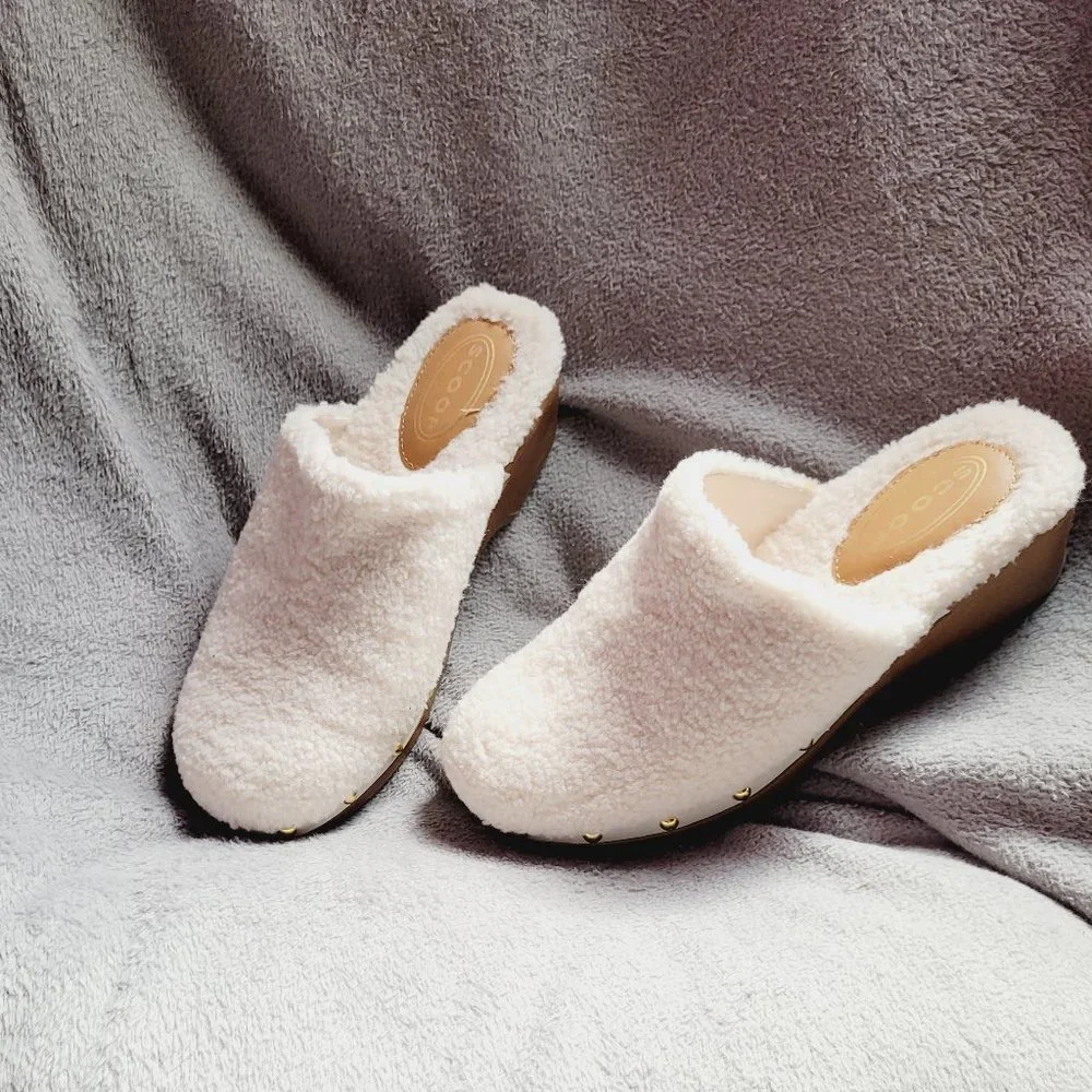 Fur white clog with studs on the side Size 7 - Picture 2 of 6